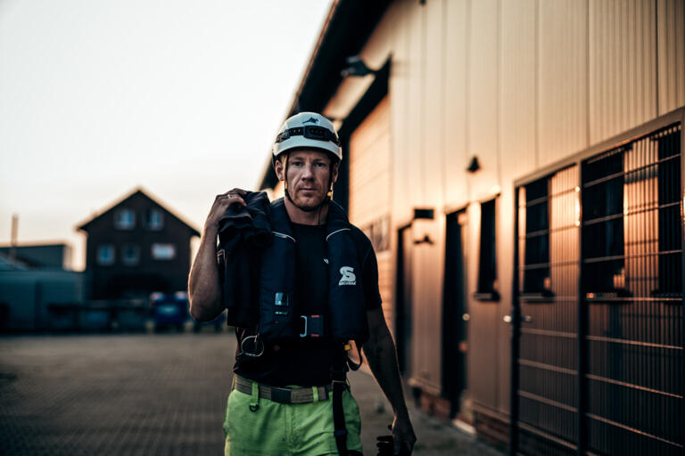 EWE Offshore Windkraftanlage vor Borkum zeigt den Arbeitsalltag der Besatzung