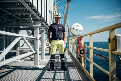 EWE Offshore Windkraftanlage vor Borkum zeigt den Arbeitsalltag der Besatzung