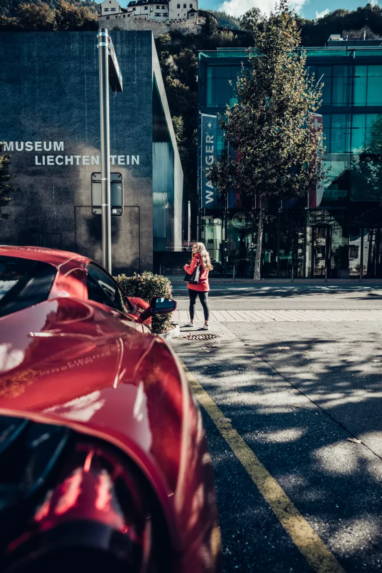 Fabienne Wohlwend für das Ferrari Jahrbuch mit ihrem Ferrari Pista