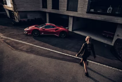 Fabienne Wohlwend für das Ferrari Jahrbuch mit ihrem Ferrari Pista