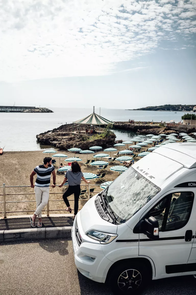 Laika Kosmo Campervan lifestyle automotive Fotografie im Hafen von Rosignano