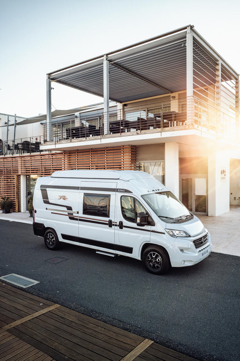 Laika Kosmo Campervan lifestyle automotive Fotografie im Hafen von Rosignano