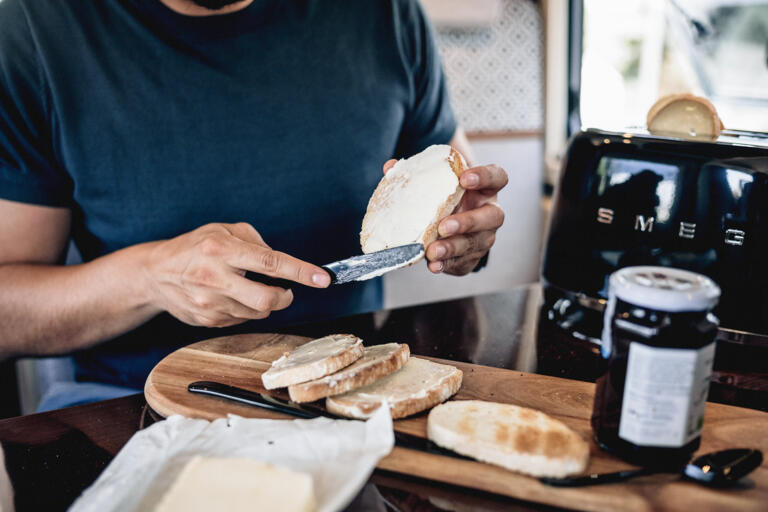 Laika Kosmo Campervan lifestyle automotive Fotografie im Hafen von Rosignano