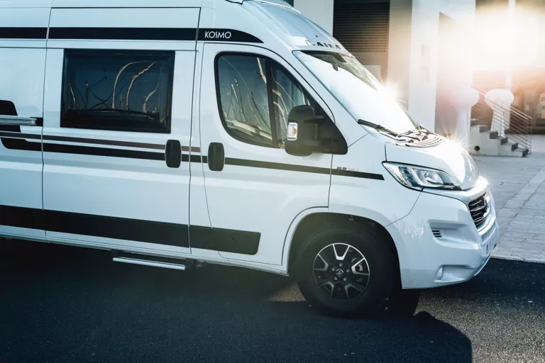 Laika Kosmo Campervan lifestyle automotive Fotografie im Hafen von Rosignano