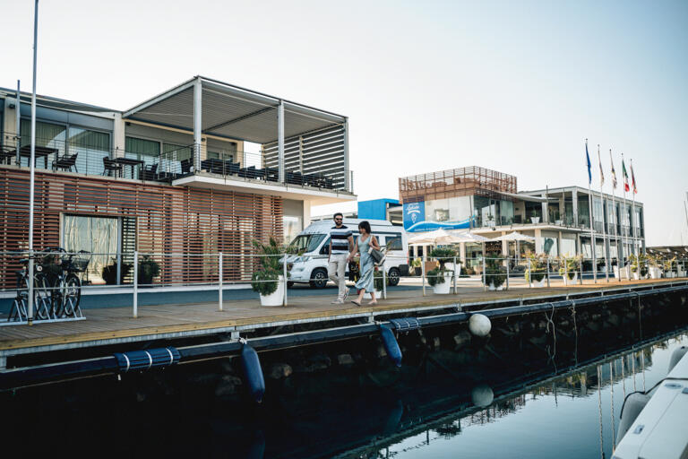 Laika Kosmo Campervan lifestyle automotive Fotografie im Hafen von Rosignano