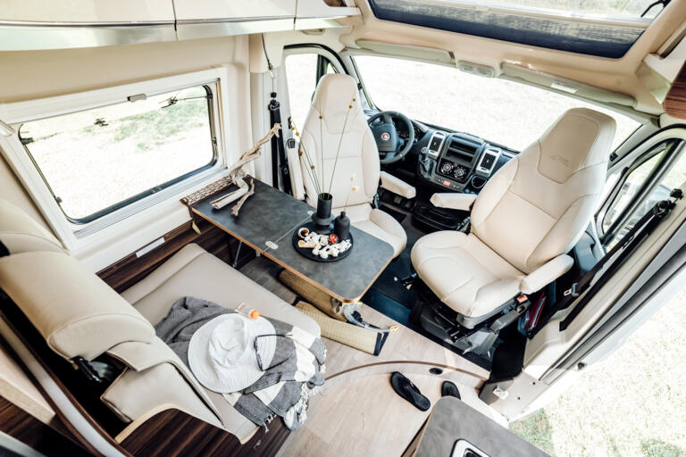 Laika Kosmo Campervan lifestyle automotive Fotografie am Strand mit Sonnenuntergang