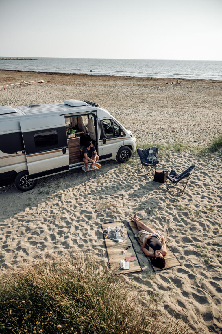 Laika Kosmo Campervan lifestyle automotive Fotografie am Strand mit Sonnenuntergang
