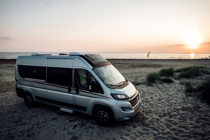 Laika Kosmo Campervan lifestyle automotive Fotografie am Strand mit Sonnenuntergang
