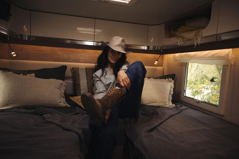 2023 Korbinian Seifert Photography Lifestyle Automotive Caravan Laika ecovip horseranch 09