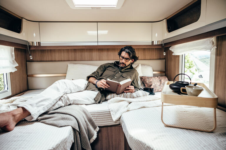 Laika Ecovip lifestyle automotive Fotografie in den Hügeln von Siena