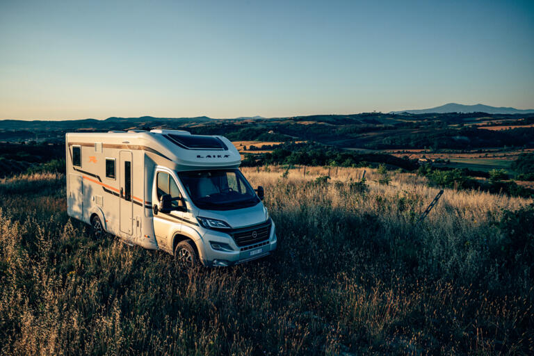 Laika Ecovip lifestyle automotive Fotografie in den Hügeln von Siena