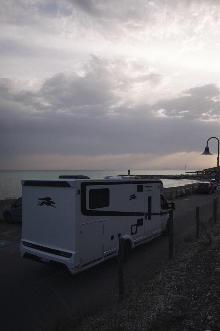 2023 Korbinian Seifert Photography Lifestyle Automotive Caravan Laika Kosmo beach 08