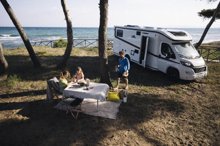 2023 Korbinian Seifert Photography Lifestyle Automotive Caravan Laika Kosmo beach 24