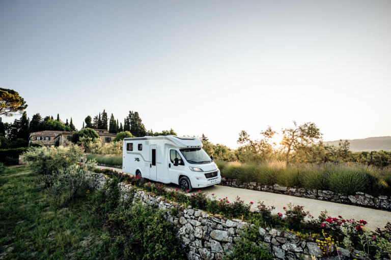 Laika Kosmo low lifestyle automotive Fotografie auf einem Agritourismo in der Toskana