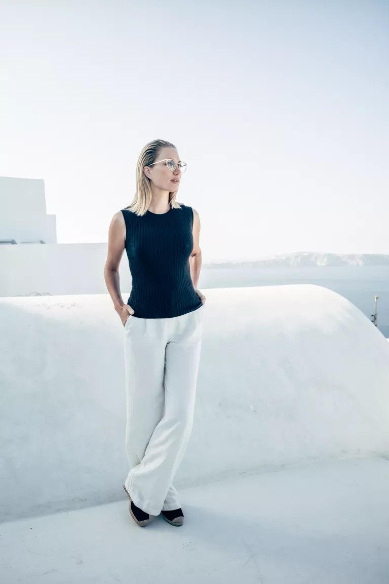Fotoshooting für die Rodenstock Brillenfassungen Kollektion 2022 auf der Insel Santorini zusammen mit der Agentur Pascher Heinz