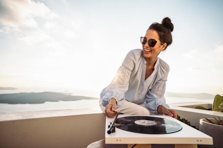 Fotoshooting für die Rodenstock Brillenfassungen Kollektion 2022 auf der Insel Santorini zusammen mit der Agentur Pascher Heinz