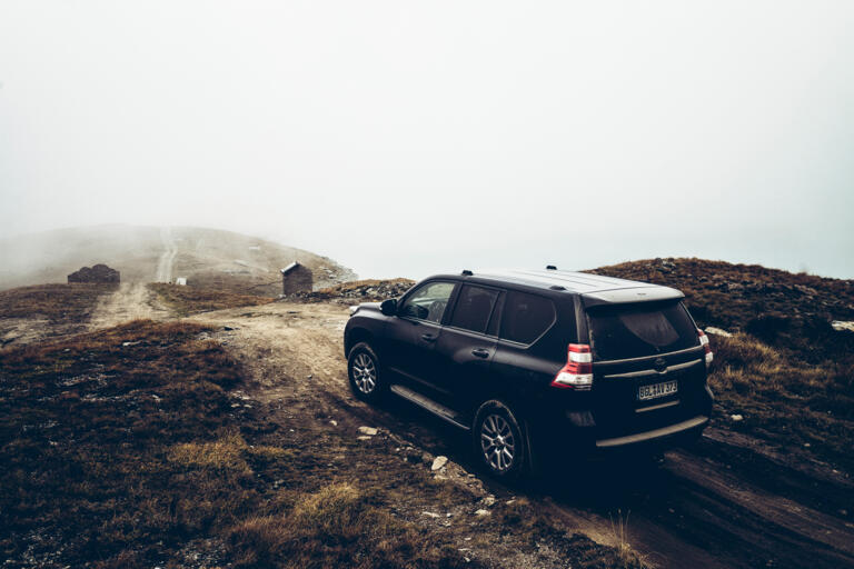 Offroad Geländewagen Story mit stimmungsvoller Landschaft in den Westalpen