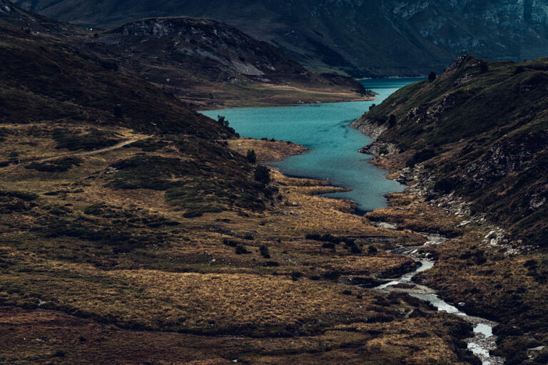 Offroad Geländewagen Story mit stimmungsvoller Landschaft in den Westalpen