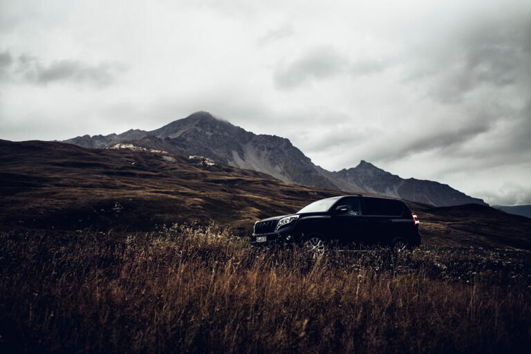 Offroad Geländewagen Story mit stimmungsvoller Landschaft in den Westalpen